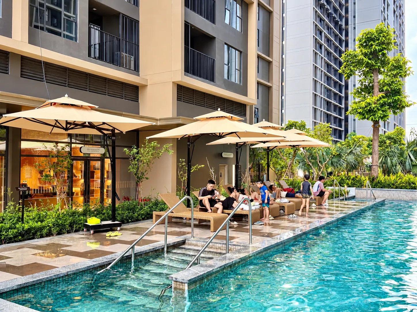Ảnh thực tế bể bơi ngoài trời, cảnh quan và tòa căn hộ Lumi Hanoi